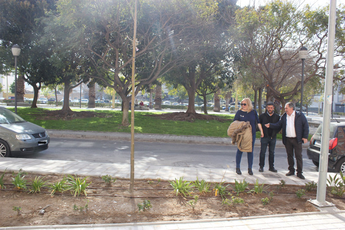 El Ayuntamiento mejora las jardineras y la iluminaci�n de la Fabriquilla con una inversi�n de 52.000 euros del PFEA